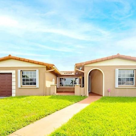 Stunning Lake-Front Villa With Pool & Spa Pembroke Pines Εξωτερικό φωτογραφία