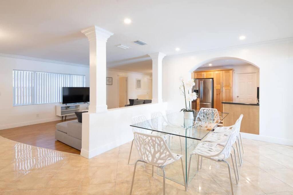 Stunning Lake-Front Villa With Pool & Spa Pembroke Pines Εξωτερικό φωτογραφία