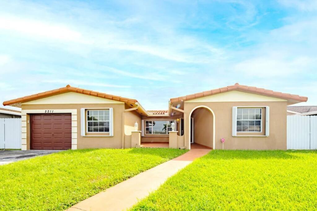 Stunning Lake-Front Villa With Pool & Spa Pembroke Pines Εξωτερικό φωτογραφία