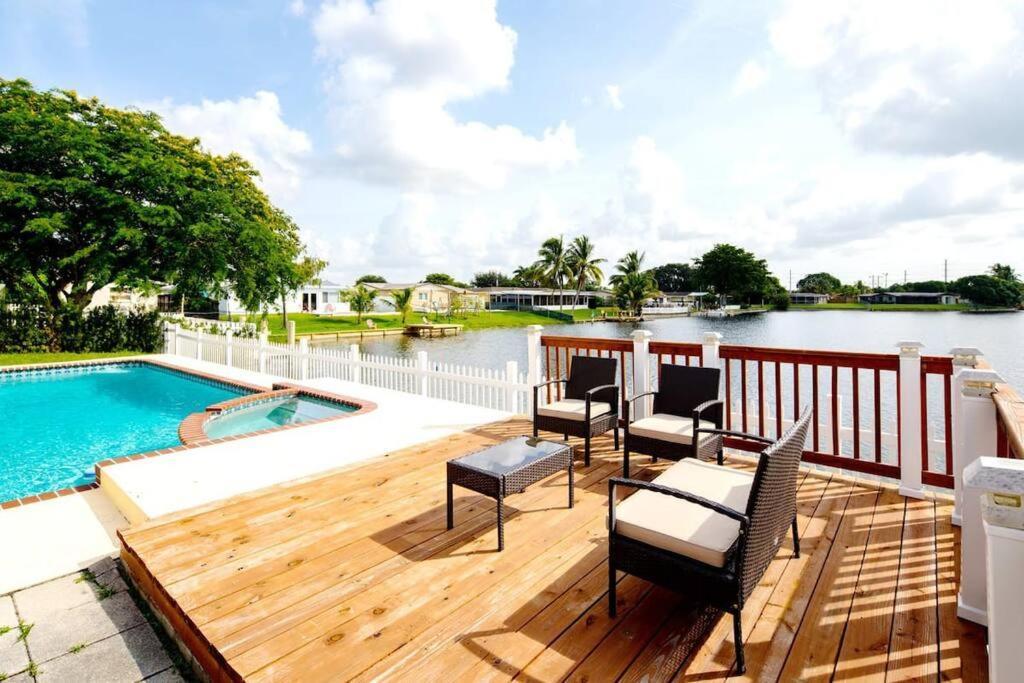 Stunning Lake-Front Villa With Pool & Spa Pembroke Pines Εξωτερικό φωτογραφία