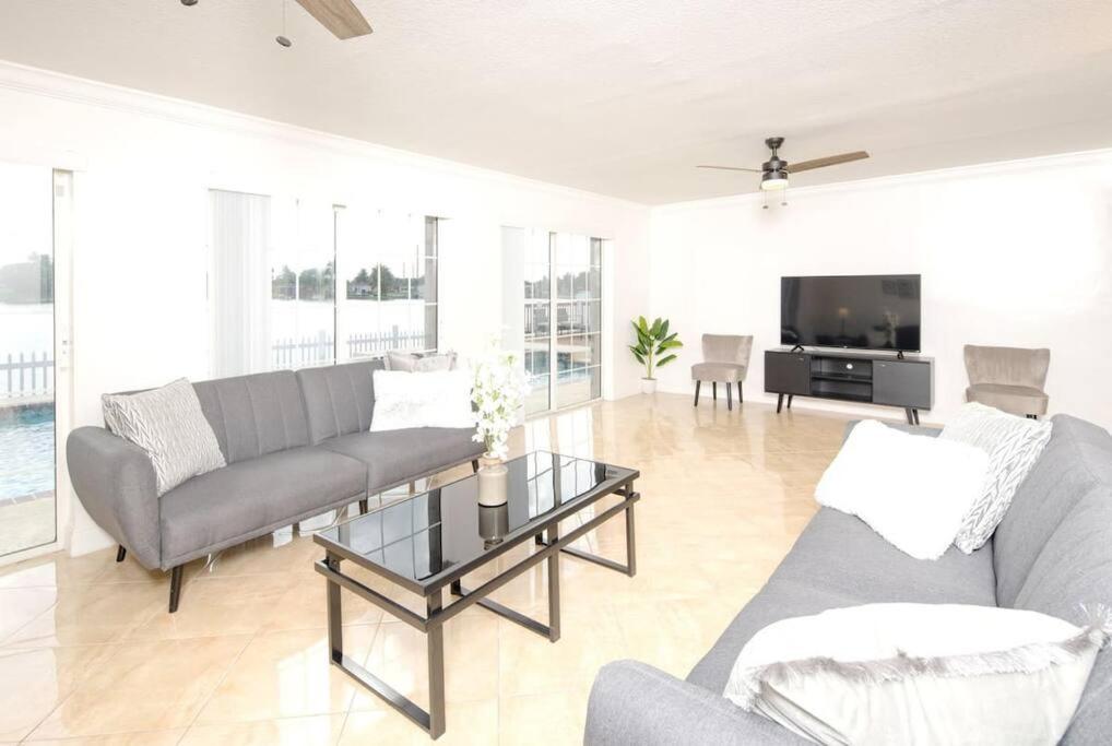 Stunning Lake-Front Villa With Pool & Spa Pembroke Pines Εξωτερικό φωτογραφία
