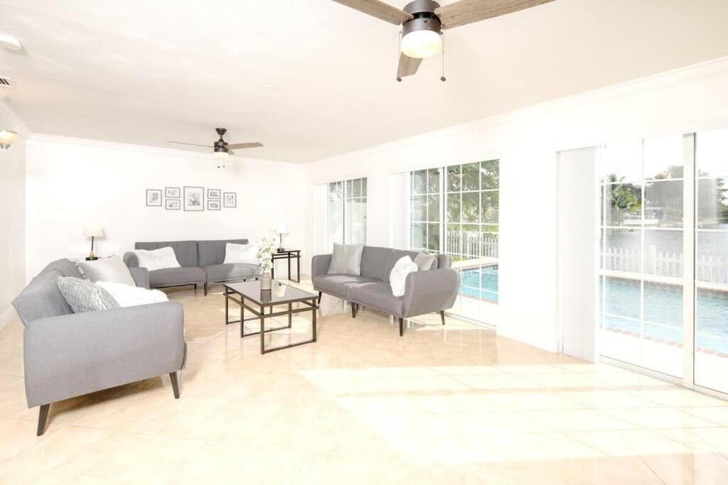 Stunning Lake-Front Villa With Pool & Spa Pembroke Pines Εξωτερικό φωτογραφία