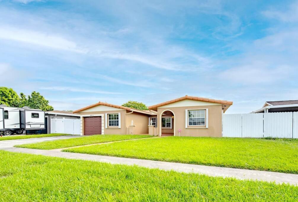 Stunning Lake-Front Villa With Pool & Spa Pembroke Pines Εξωτερικό φωτογραφία