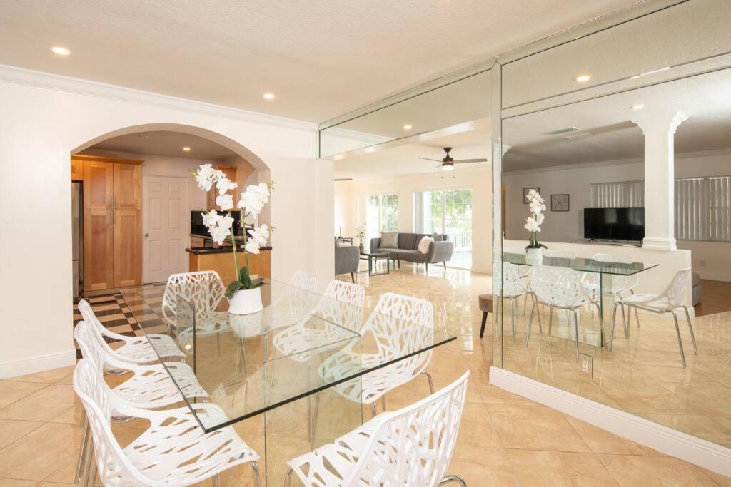 Stunning Lake-Front Villa With Pool & Spa Pembroke Pines Εξωτερικό φωτογραφία