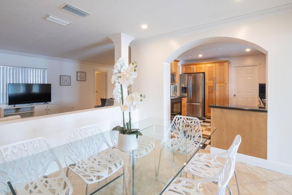 Stunning Lake-Front Villa With Pool & Spa Pembroke Pines Εξωτερικό φωτογραφία