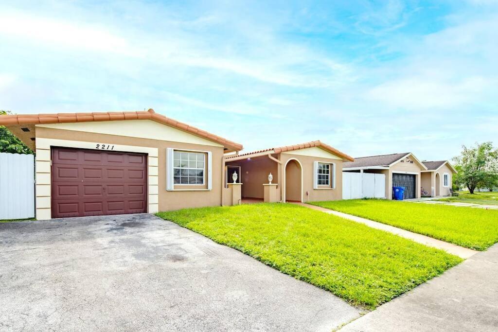 Stunning Lake-Front Villa With Pool & Spa Pembroke Pines Εξωτερικό φωτογραφία