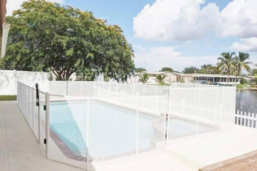 Stunning Lake-Front Villa With Pool & Spa Pembroke Pines Εξωτερικό φωτογραφία